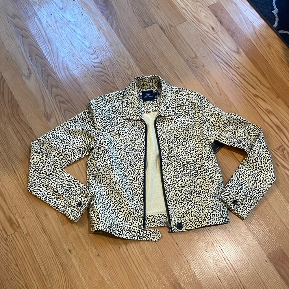 NWT Volcom women’s leopard coat jacket size XS.